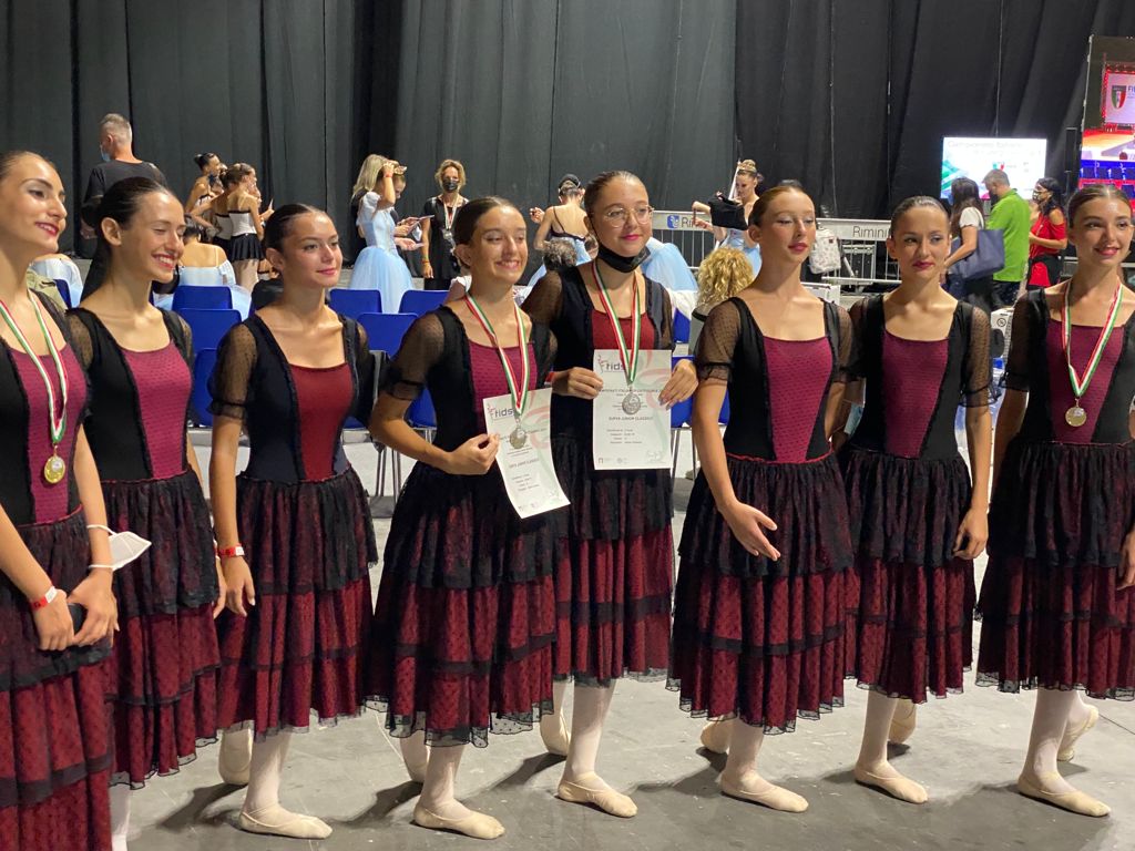Danza sportiva, 14 medaglie per Surya agli italiani di Rimini
