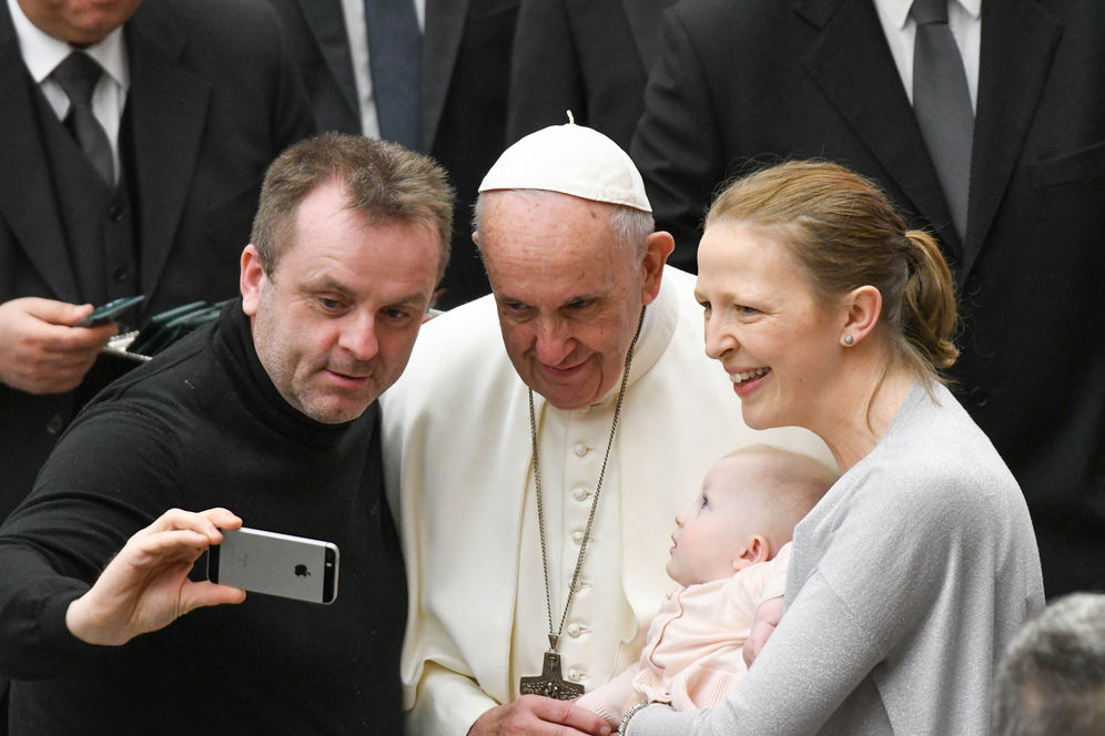 Papa Francesco: lettera agli sposi, “Dio vi accompagna e vi ama incondizionatamente”