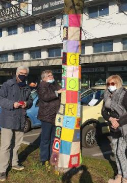 Casa del Volontariato veste gli alberi di Carpi per il Museo della Felicità