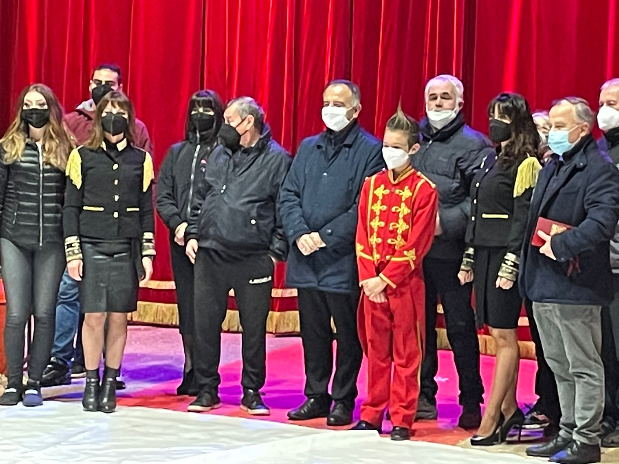 Il vescovo Erio in visita al circo Busnelli a Modena per la benedizione natalizia