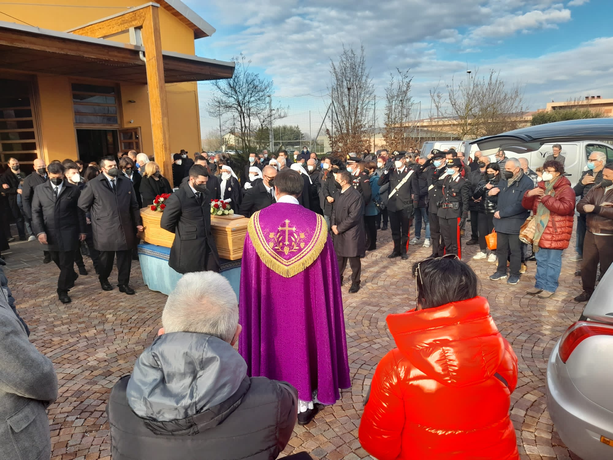 Una folla commossa al funerale del farmacista Renzo Belli a Concordia