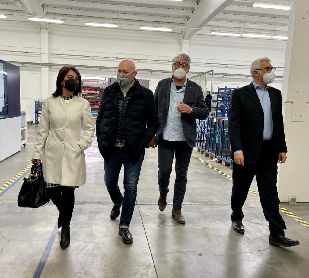 Il presidente Bonaccini in visita alla Steel Cucine dei fratelli Po