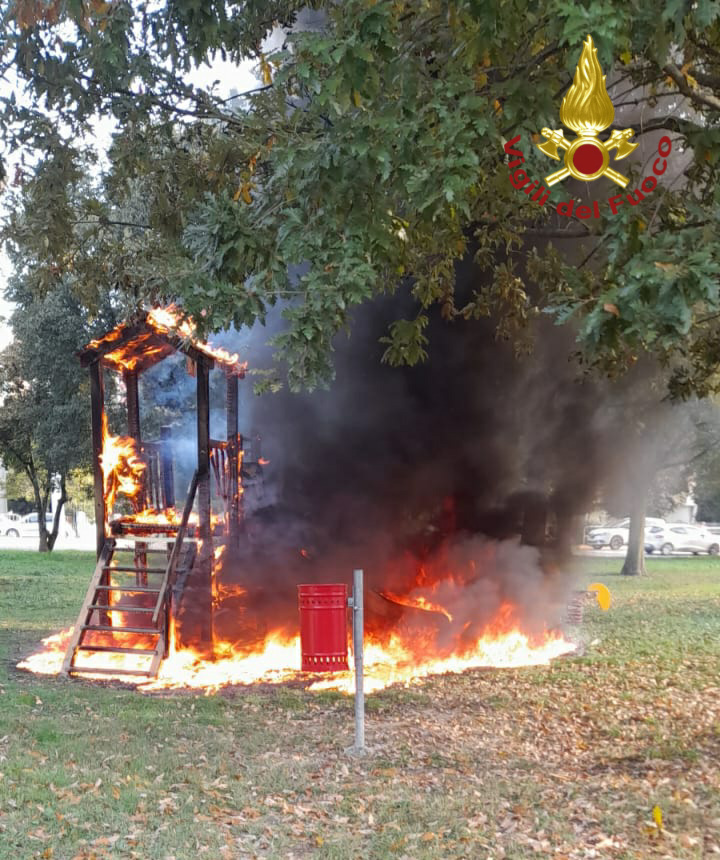 Incendio doloso al parco di via Mozart
