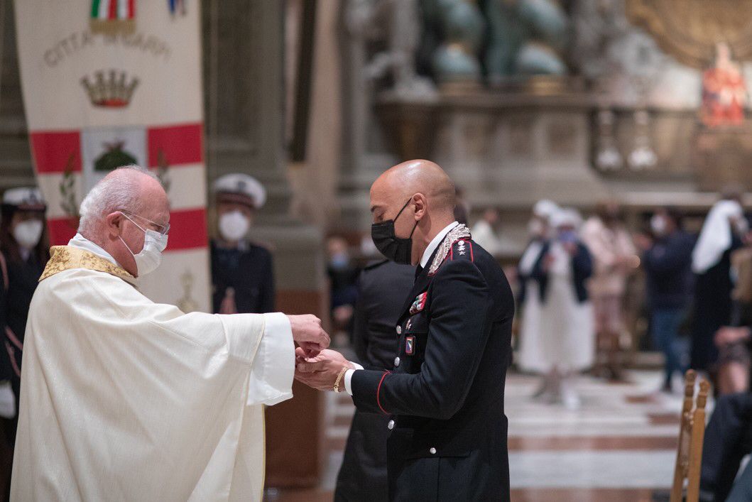 Monsignor Manicardi con il capitano Alessandro Iacovelli