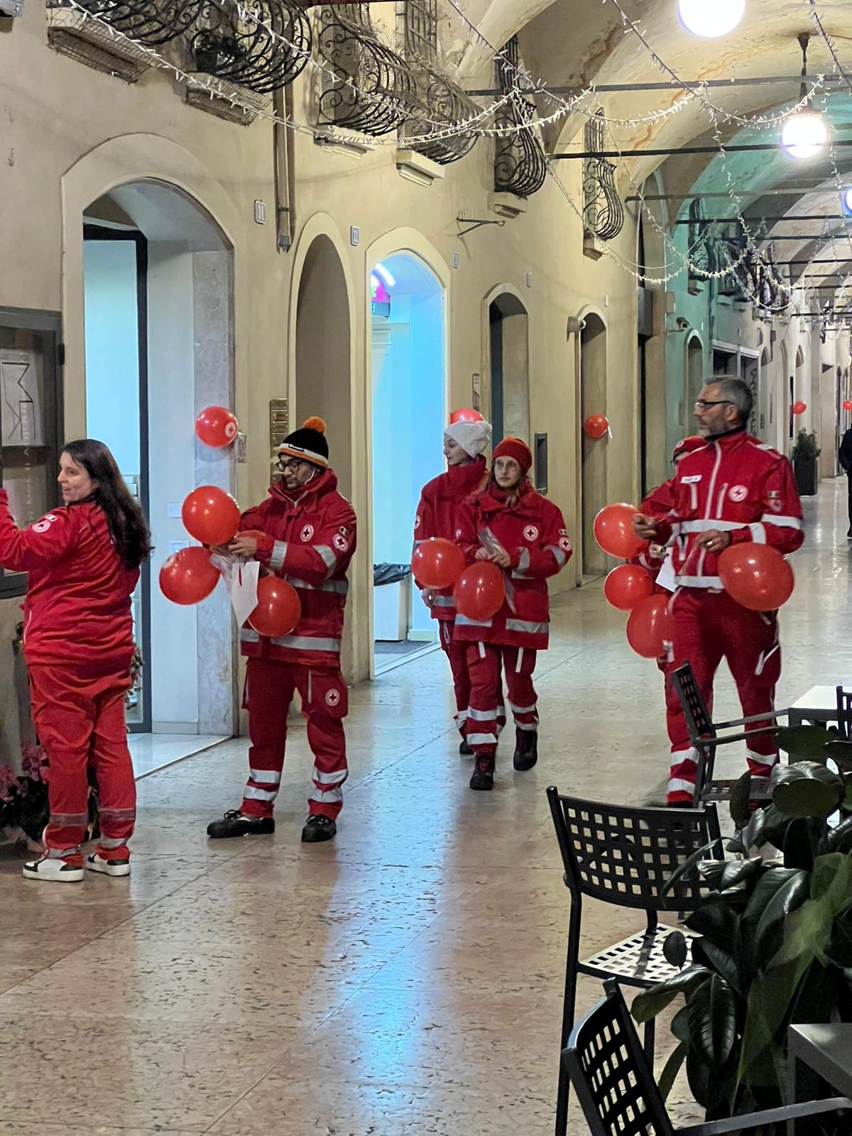 Il centro di Carpi “tinto” di rosso contro la violenza sulle donne