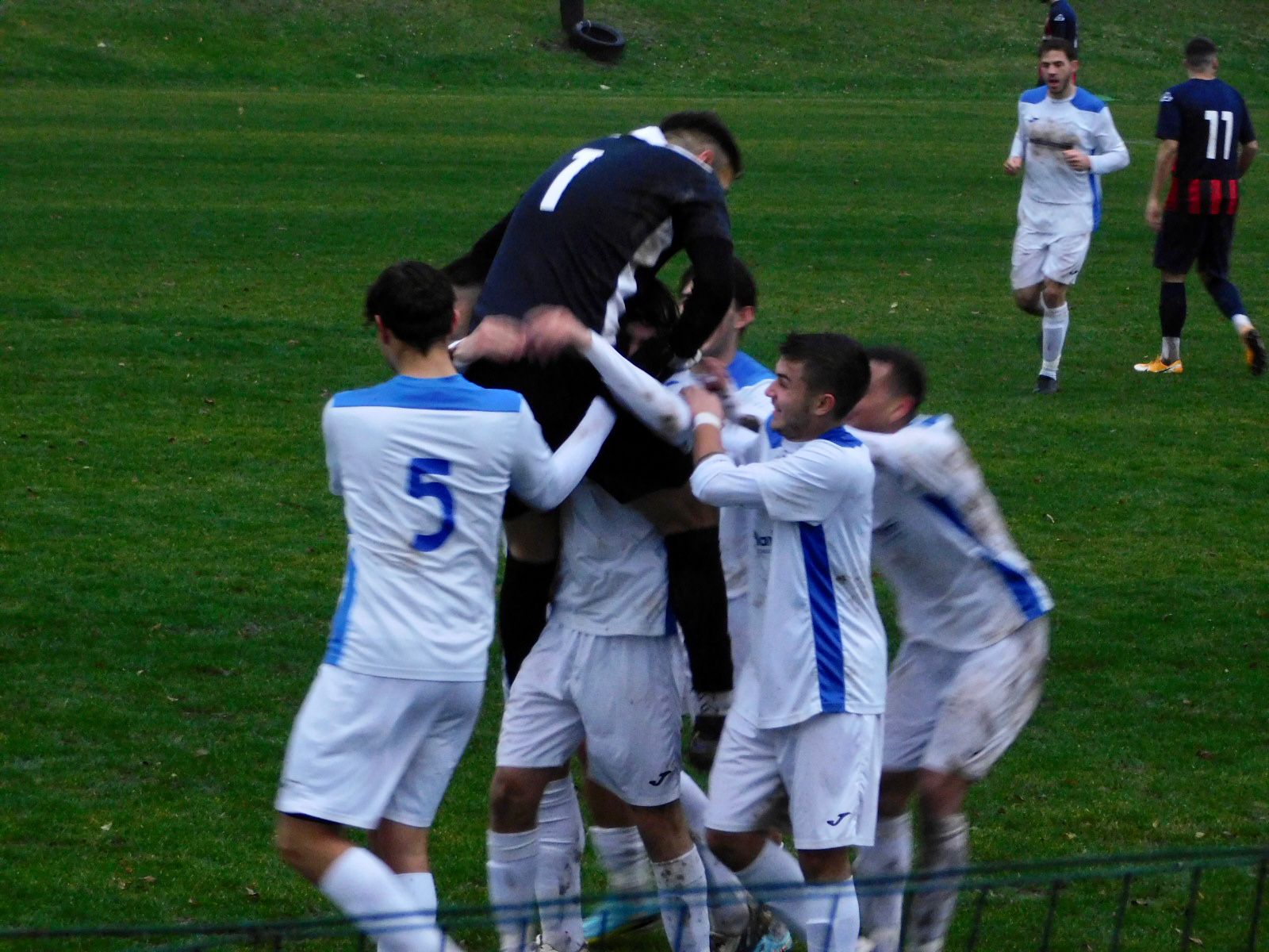 Calcio, quinta vittoria di fila per lo United