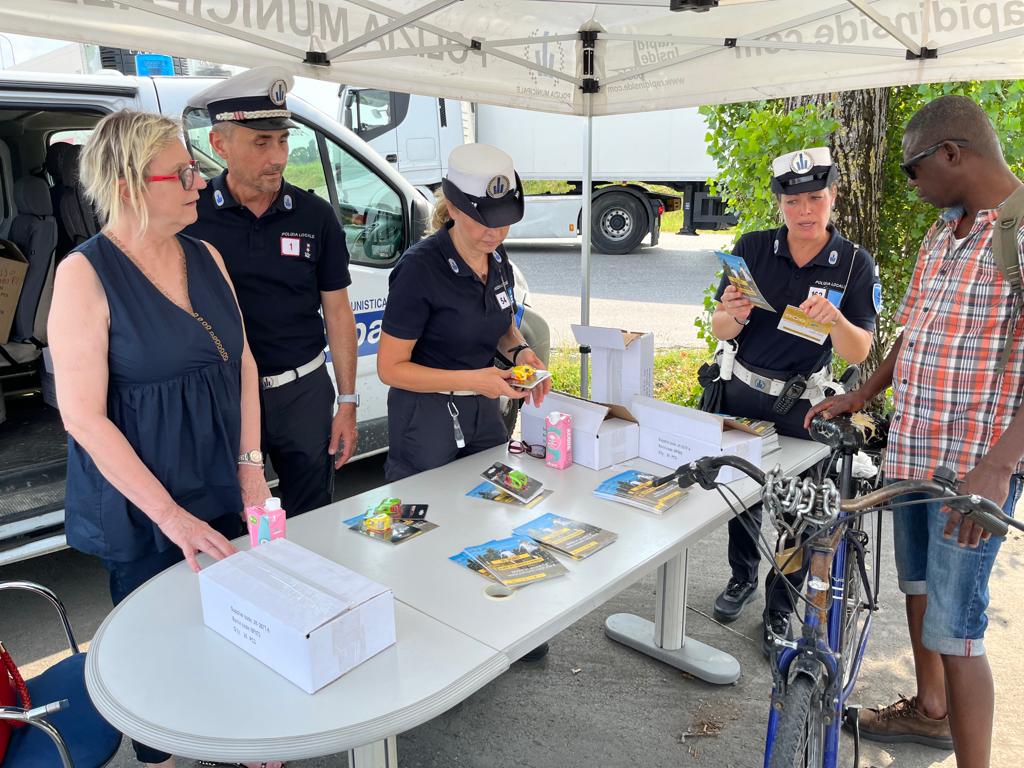 Distribuite luci per biciclette a circa 60 lavoratori dell’OPAS