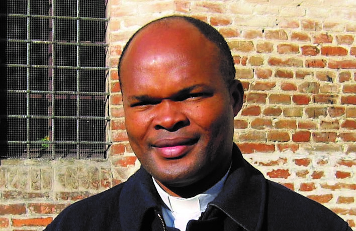 Padre Emmanuel Mukenge parroco di Fossa