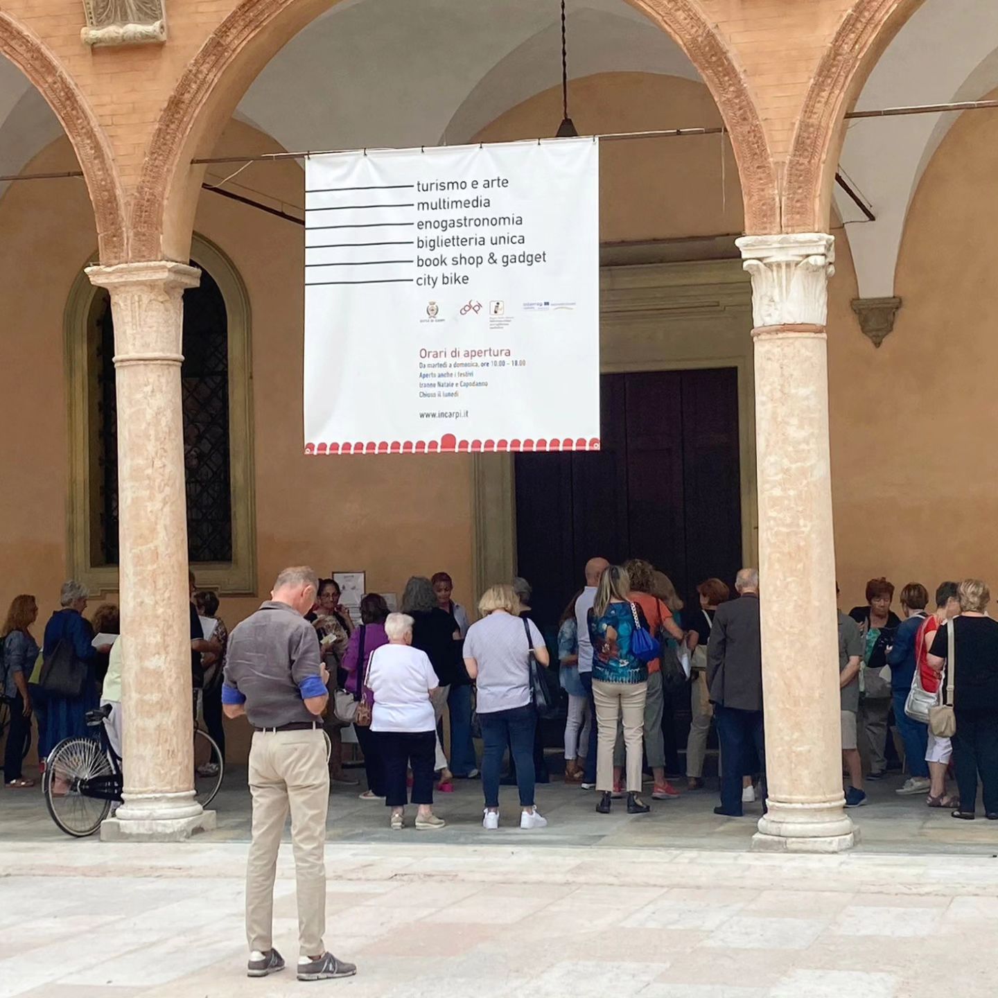 Fila per rinnovare gli abbonamenti alla stagione teatrale