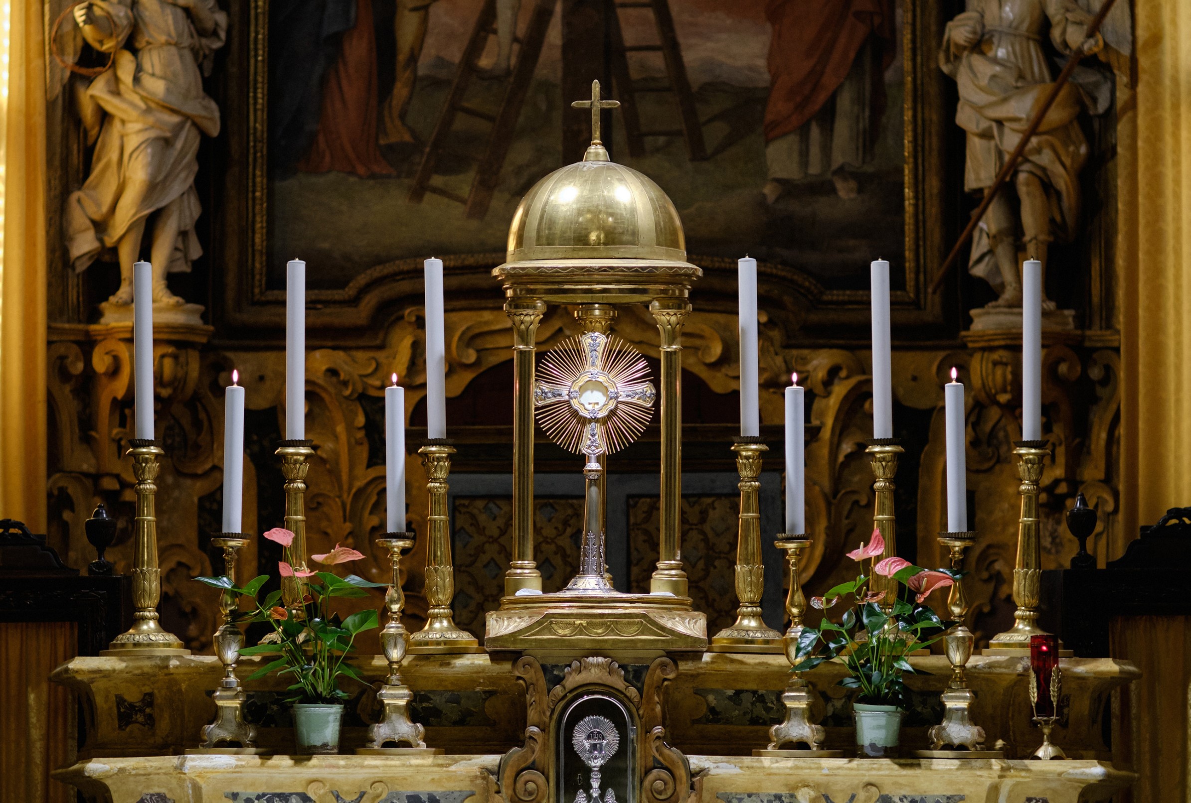Chiesa del Crocifisso, adorazione eucaristica quotidiana