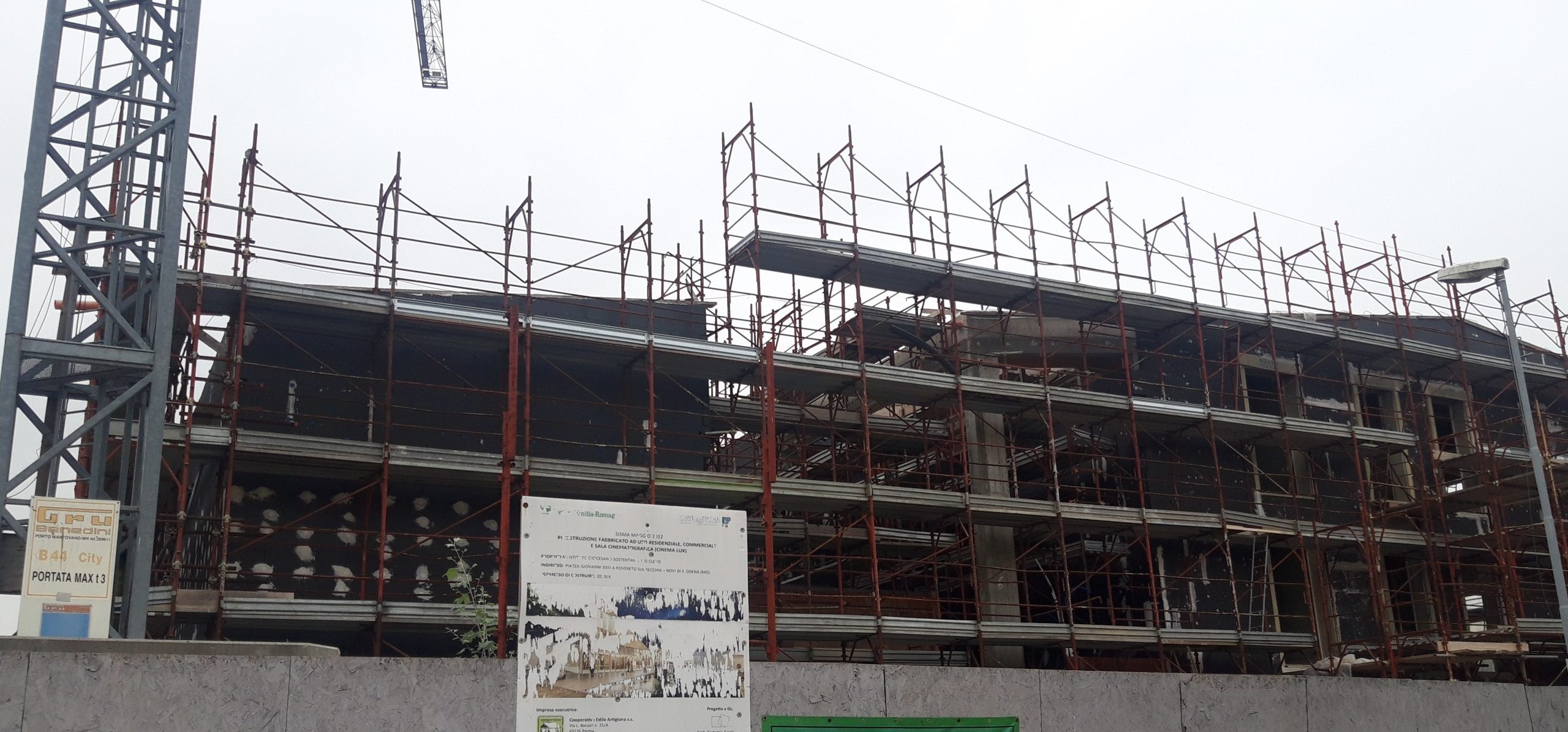 Rovereto s/S, cantiere sulla piazza in attesa di una nuova ditta esecutrice