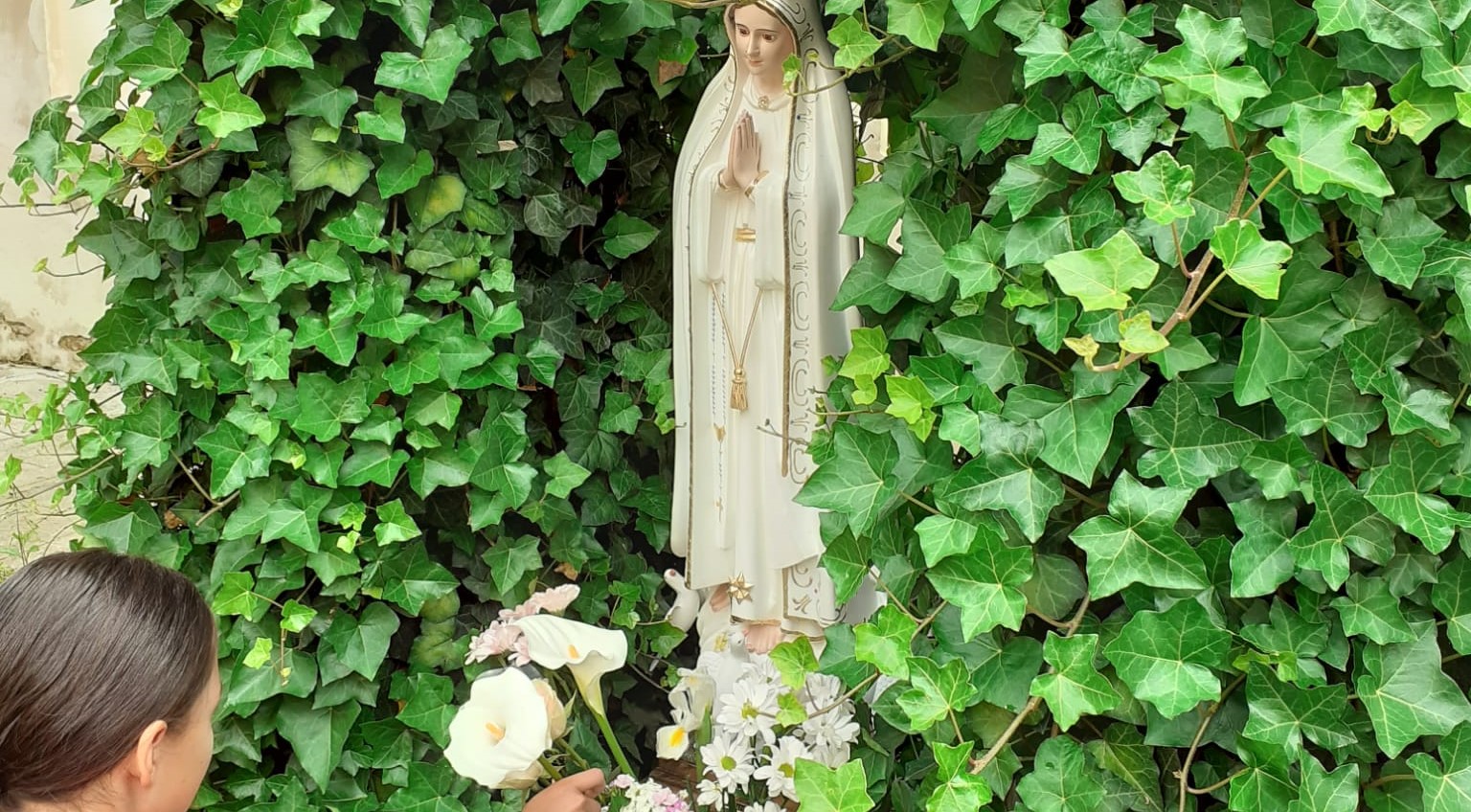 Scuola Sacro Cuore, omaggio a Maria nel 40° di presenza delle Suore Oblate