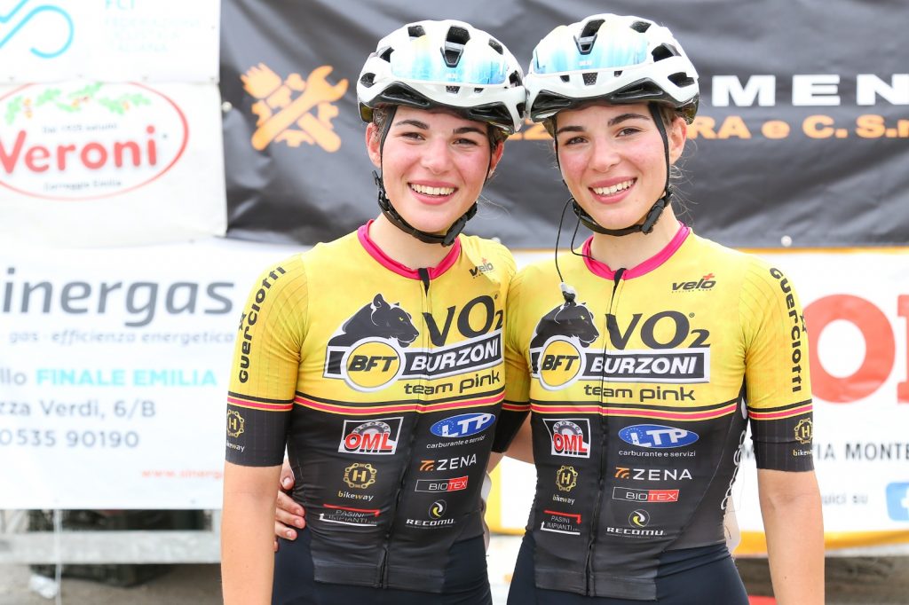 Le gemelle che pedalano verso la gloria